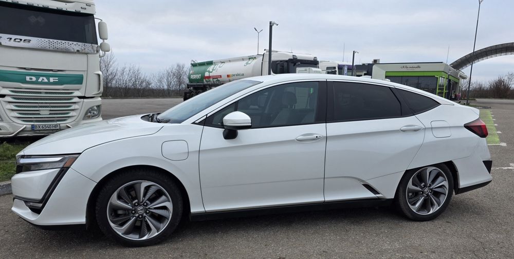Продам honda clarity plug-in