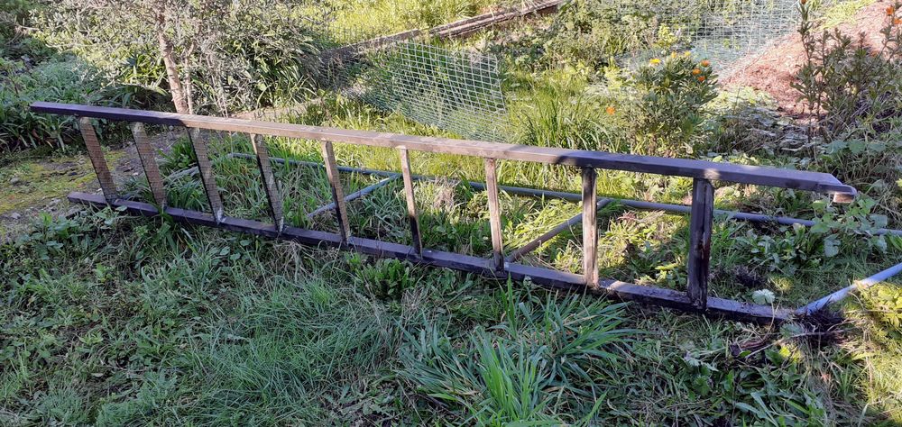 Escada em ferro ( 3,05 m x 0,46 m)