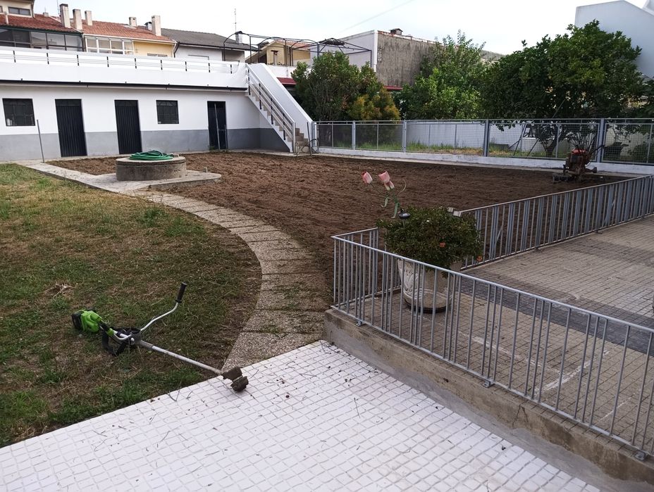 Limpeza de terrenos com roçadora
