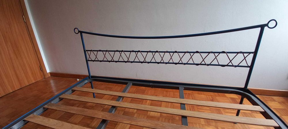 Cama de casal em aço azul com aplicações em couro