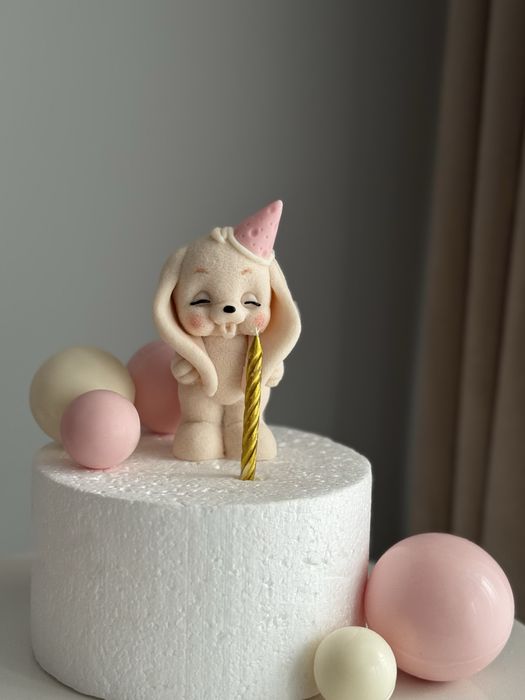 Króliczek zdmuchujący świeczkę Figurka na tort
