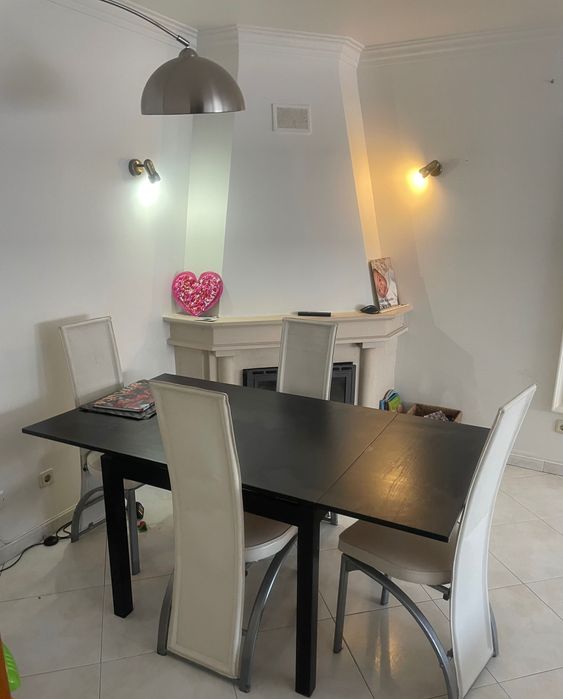 Mesa extensível, mais 5 cadeiras