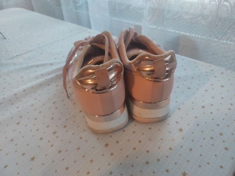 Продам кросівки жіночі