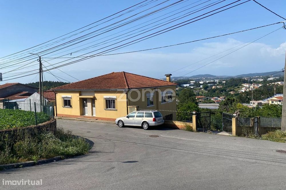 Moradia Bifamiliar T2 + T2 com jardim