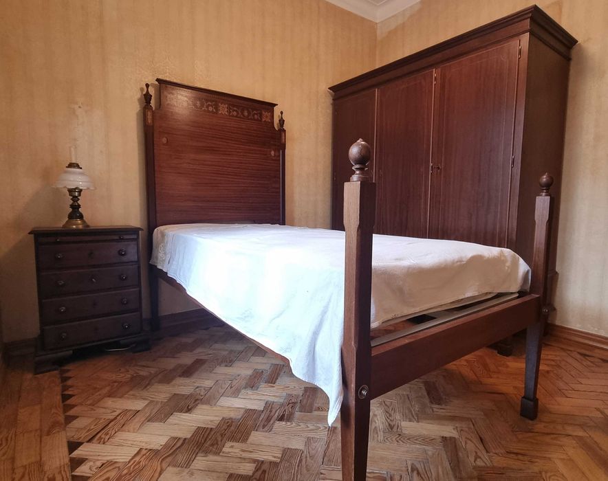 Guarda Fatos + Mesa de Cabeceira (Cama na foto já vendida)