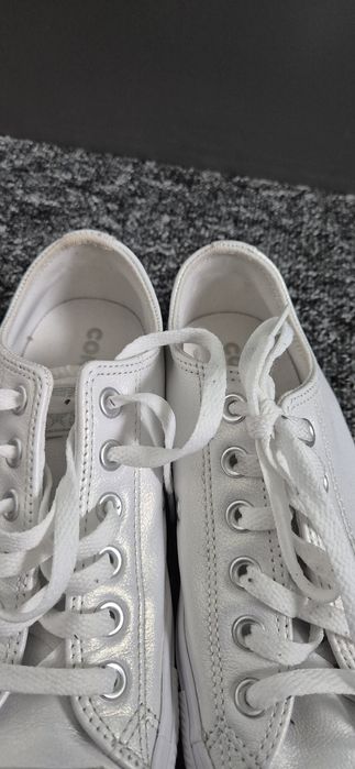 Białe skórzane trampki Converse