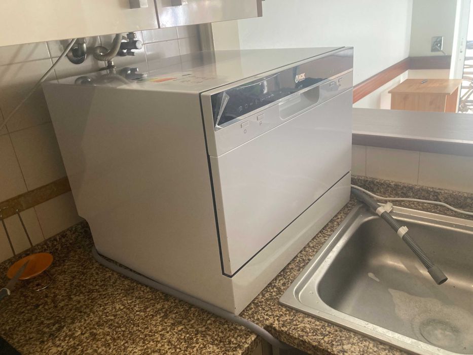 Máquina de lavar loiça VOX LCT8F Compacta, muito pouco uso.