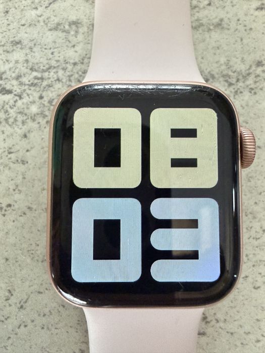 Продам Apple Watch SE Rose Gold