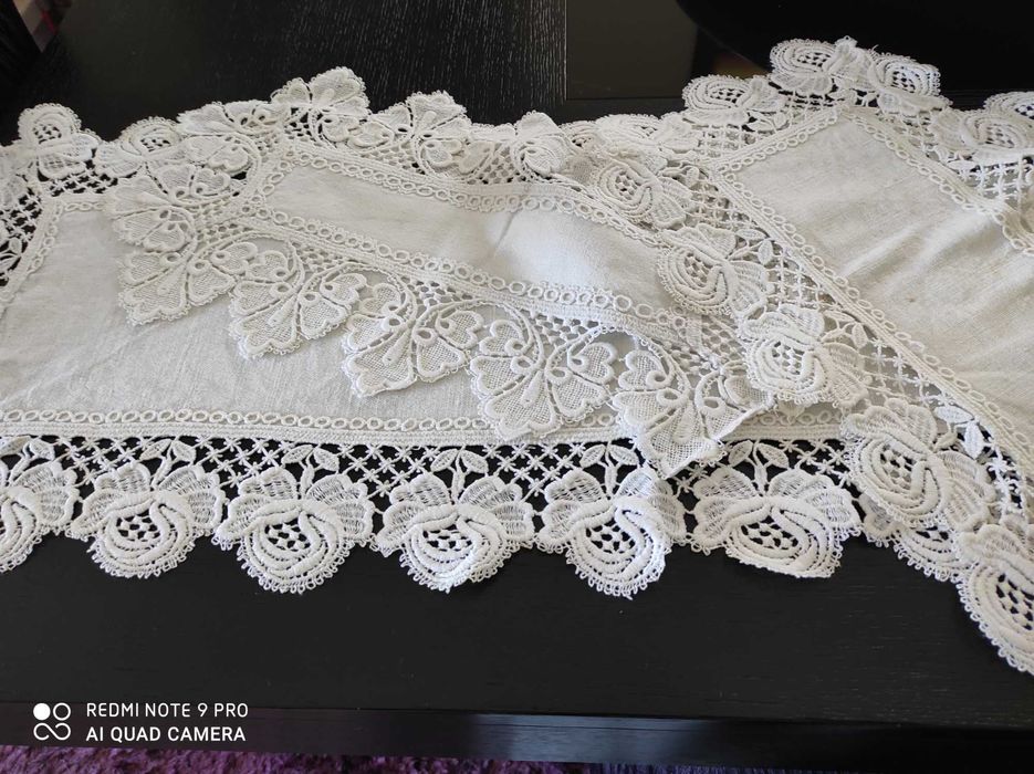 Naperons de quarto brancos, conjunto de três, como novos.