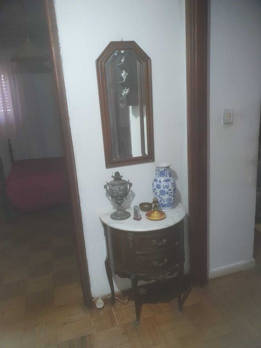 VENDE-SE MÓVEIS ANTIGOS:
Mesas, cadeiras, comodas, camas e outros.