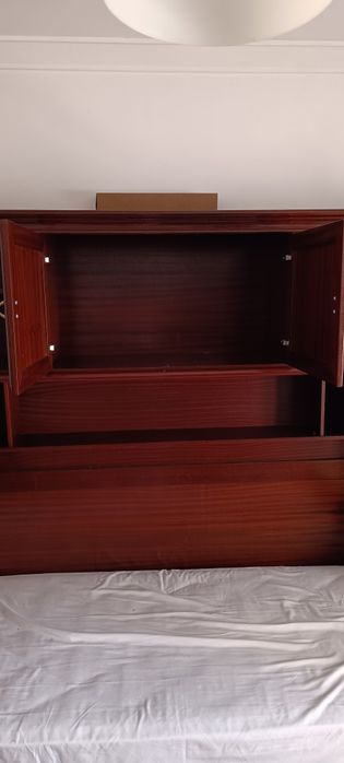 Cama com arrumação embutida + 1 cama extra