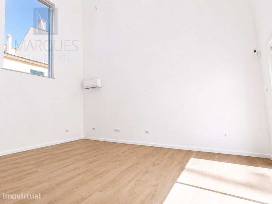 Moradia T3 geminada com Garagem e Logradouro no centro da Costa de ...
