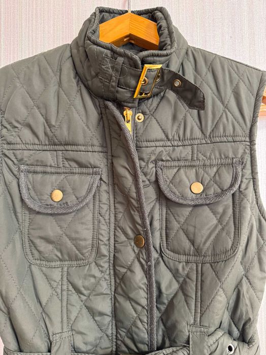 Стильный стеганный жилет с поясом. Женская оливковая жилетка. Раз XS-S