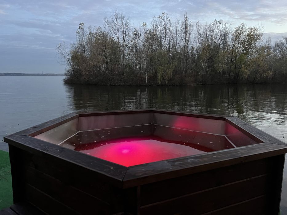 Будинок на березі Дніпра подобово на 1 Перемозі Світло є!!. Лазня,Чан.