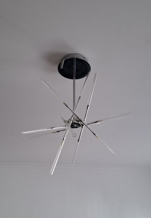 Candeeiro extrutura metalica cromado com 6 varetas e 12 lâmpadas.
