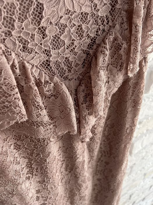 Sukienka z falbaną koronkowa pudrowy róż Mohito XS