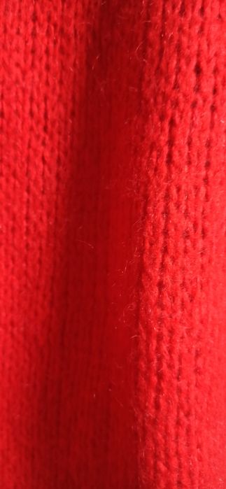 Червоний светрик з мохеру.