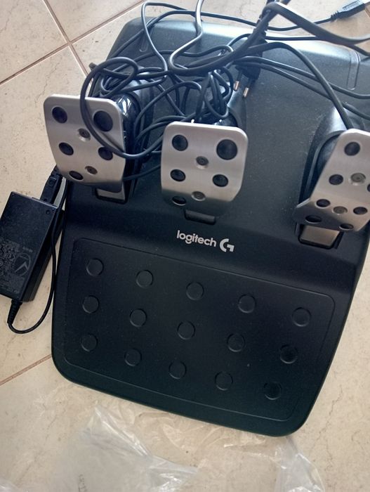 Volante e pedais para PlayStation