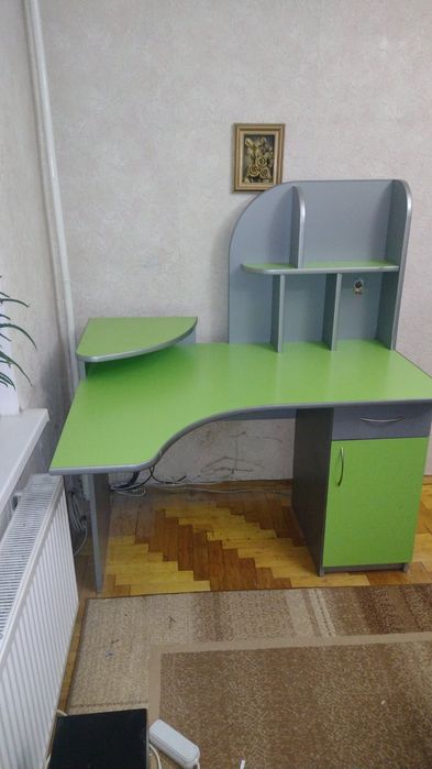 Комп'ютерний стіл