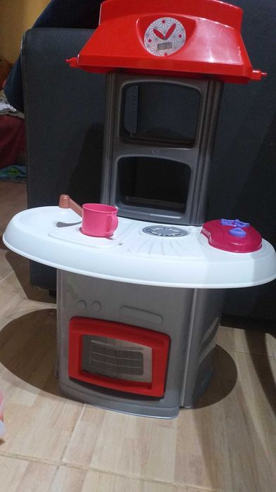 Cozinha de brincar com utensílios e 1 nenuco