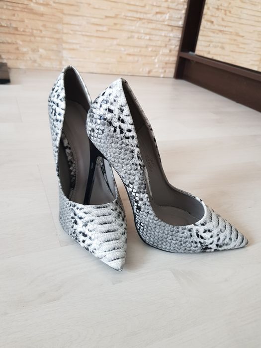 Szpilki DeeZee motyw wężowej skóry