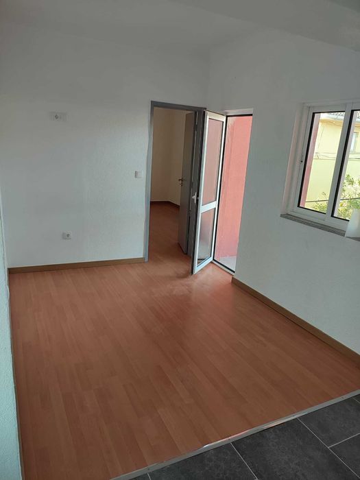 T1 Remodelado com AC, Pátio e Churrasqueira (Água incluída)