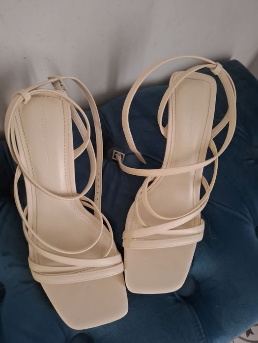 Buty na obcasie beżowe