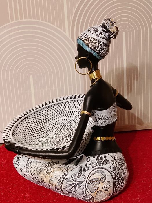 Biała Dama z misą długość 22cm afrykańska kobieta statuetka do salonu