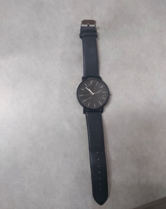 Czarny zegarek marmurek