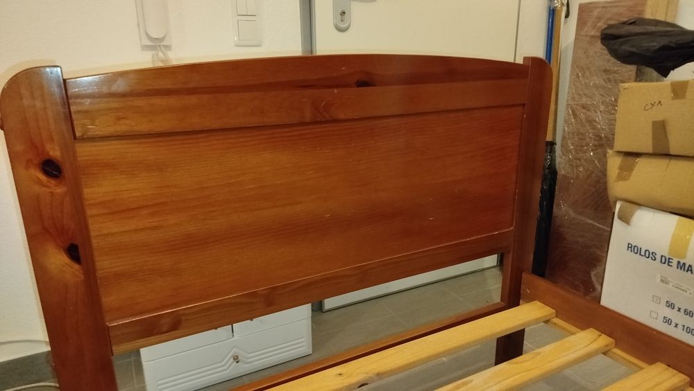 Cama de solteiro + mesa de cabeceira em madeira