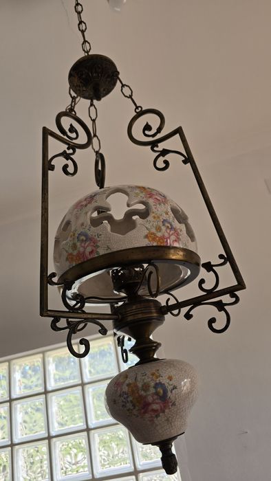 Candeeiro Suspenso em Ferro Forjado e Porcelana Pintada à Mão