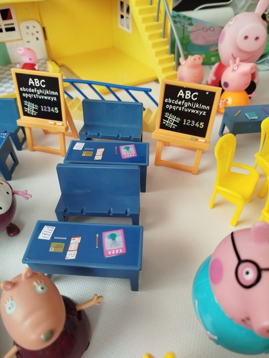 Загородный дом, школа и фигурки Свинки Пеппы
