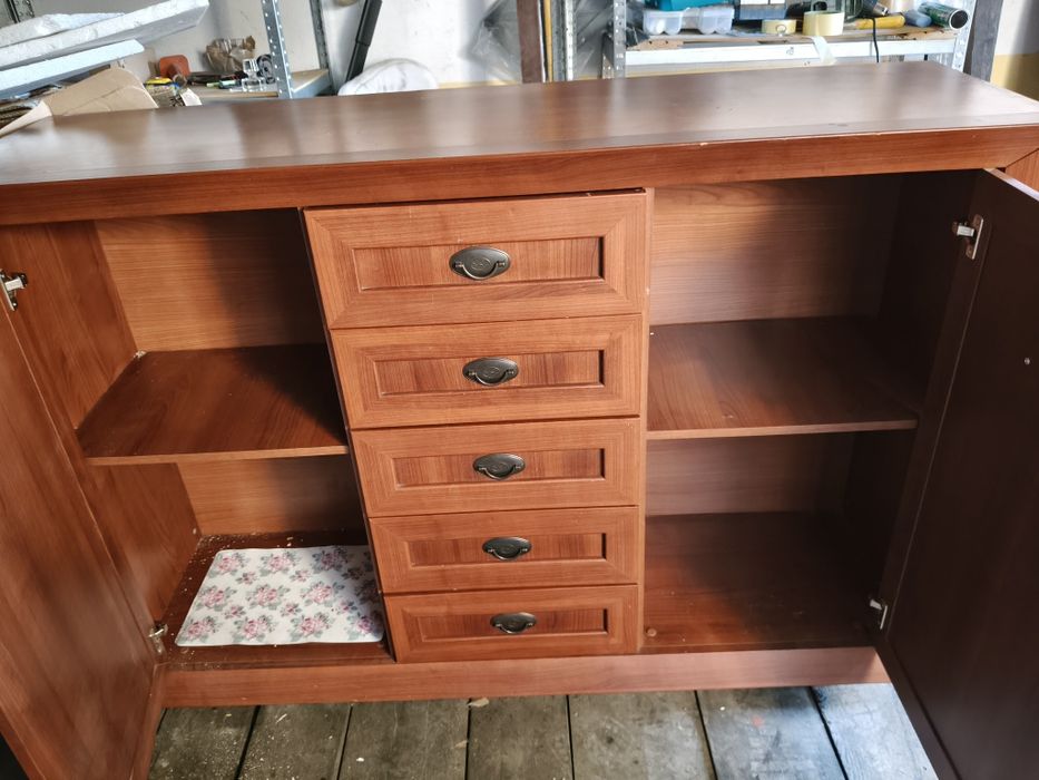 Komoda         .