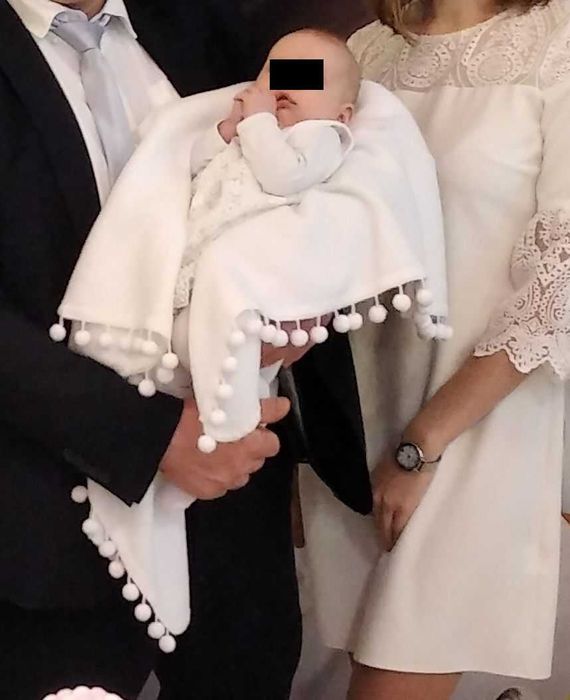 Biały kocyk z pomponami chrzest dla chłopca i dziewczynki