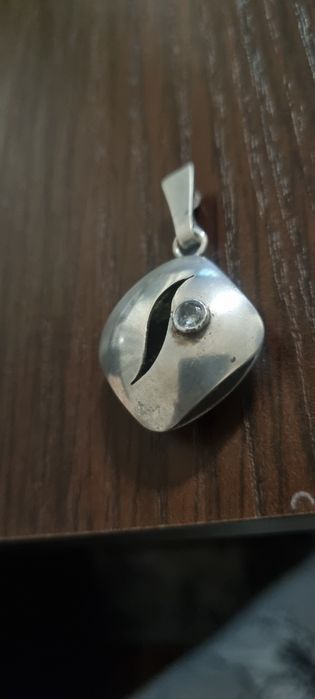 Srebrna stara zawieszks z cyrkonią