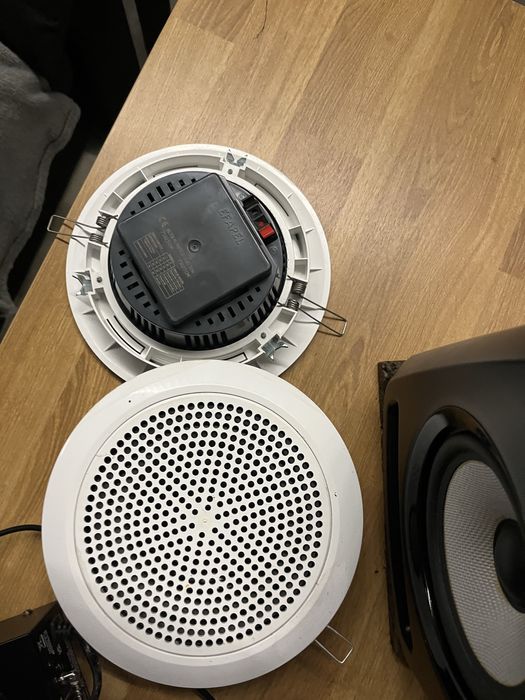 Sistema de Som Ambiente Compacto (Amplificador Skytronic + 3 Colunas)