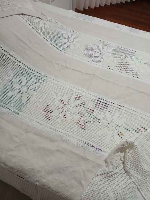 Colcha com duas almofadas  em renda e linho caseiro
