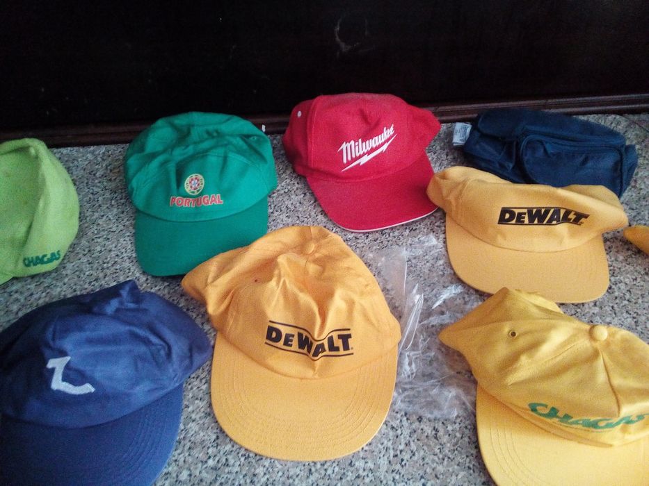 Conjunto de Bonés Diversos