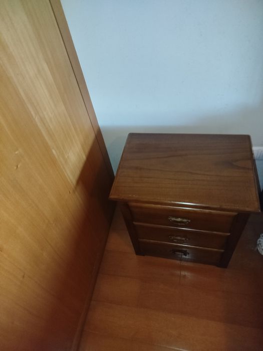 Cama com estrado, colchão mais duas mesinhas