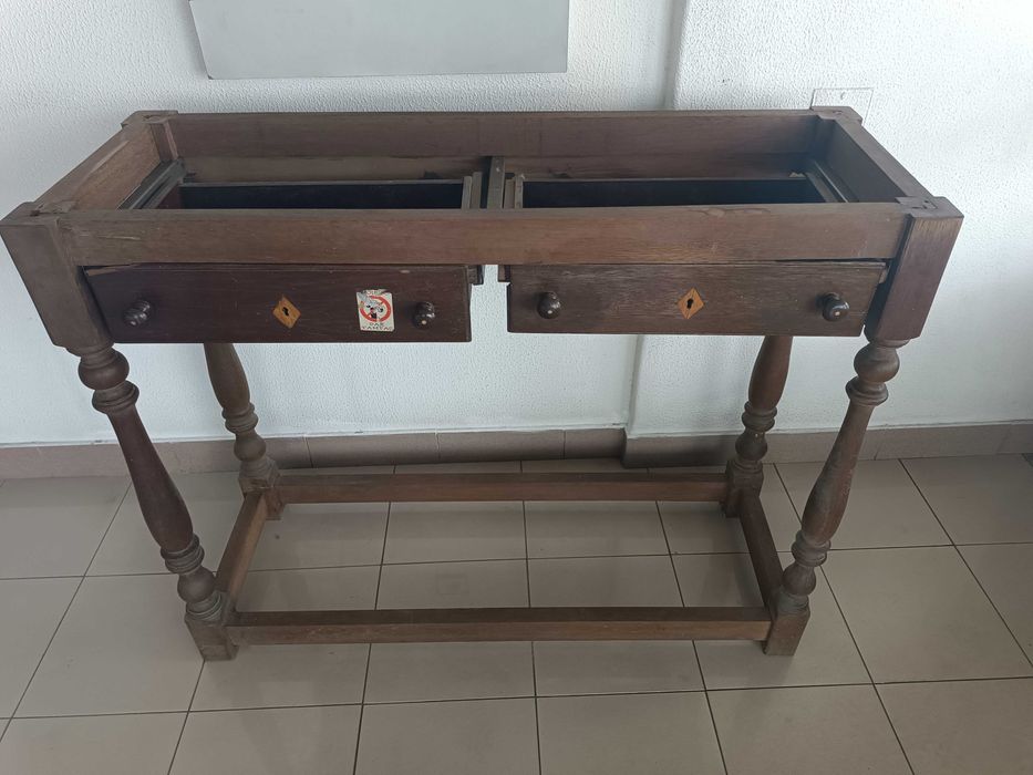 Móvel antigo com tampo em mármore