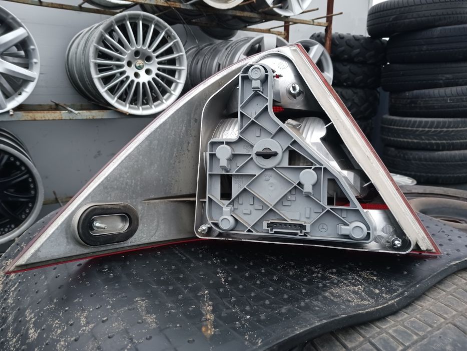 Mercedes w 203 lampa tył prawa lewa seden