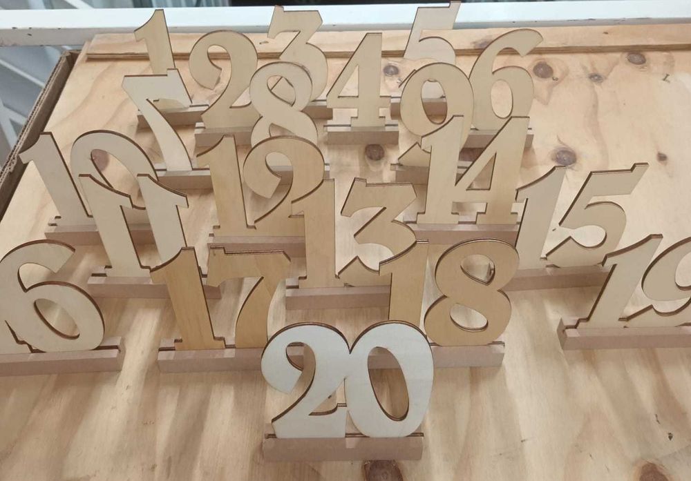 Novos- Números em Madeira com Suportes