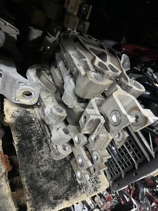 Ford Escape MK4 задние подушки двигателя в подрамник