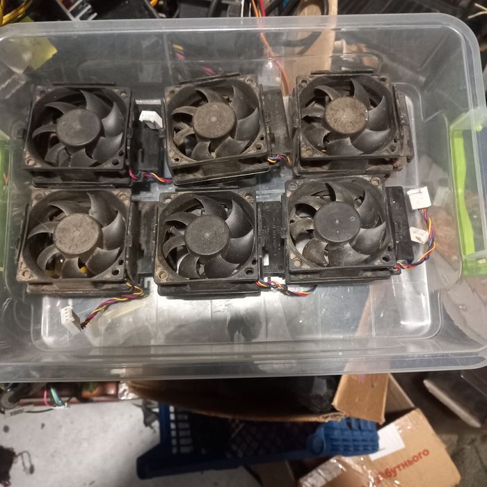 Вентилятори від компютера.