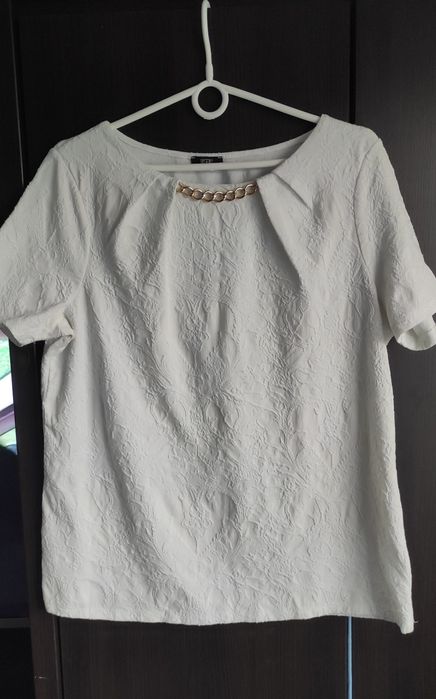 F&F elegancka biała tłoczona bluzka z łańcuszkiem rozmiar 44