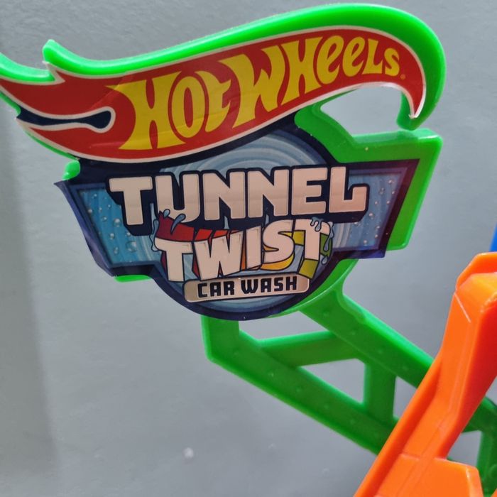 Hot Wheels Myjnia samochodowa + autko zmieniające kolor