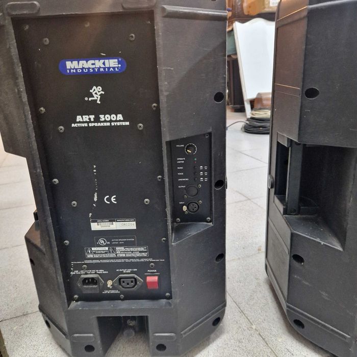 2 Colunas MACKIE ART 300A