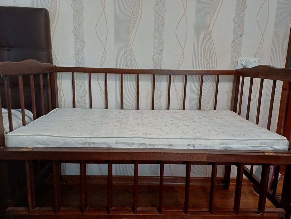 Дитяче      ліжко з матрасом