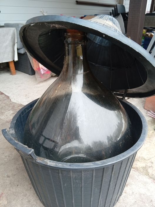 Balon na wino z koszem