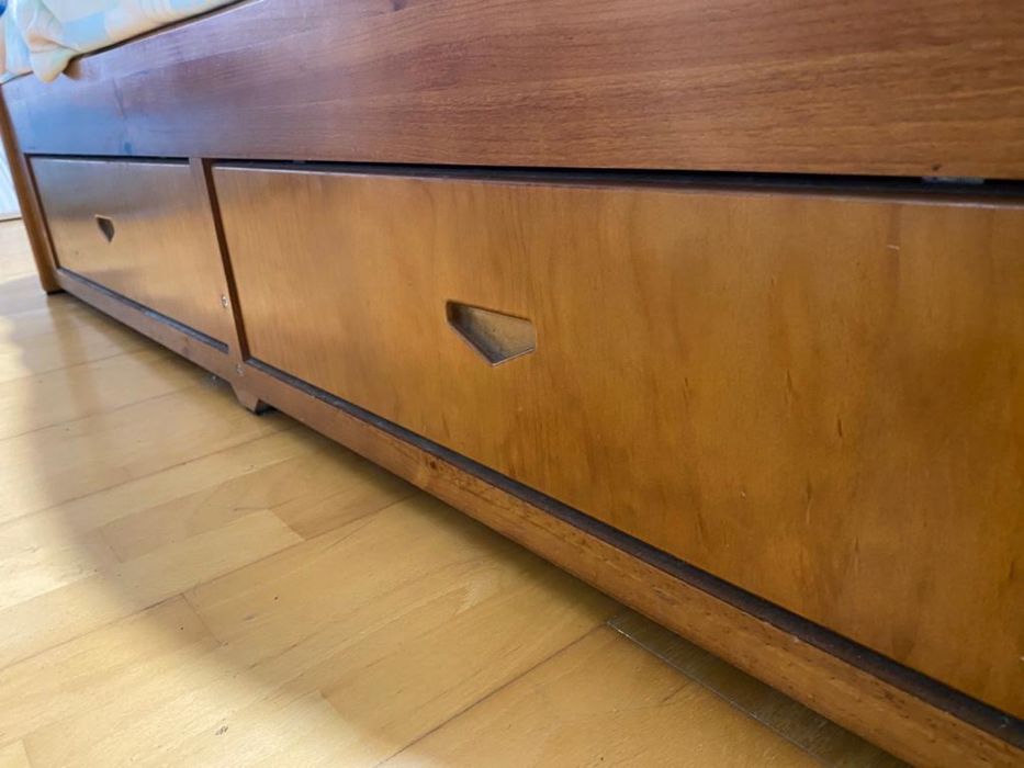 Cama solteiro e mesinha de cabeceira